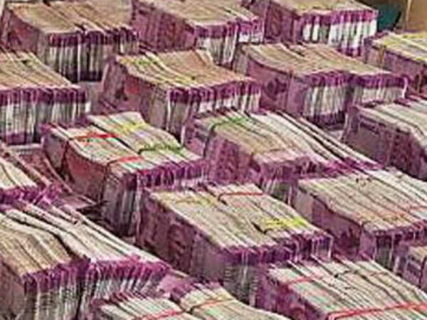 கட்டுக்கட்டாய் புதிய ரூ.2000 நோட்டுக்கள் 