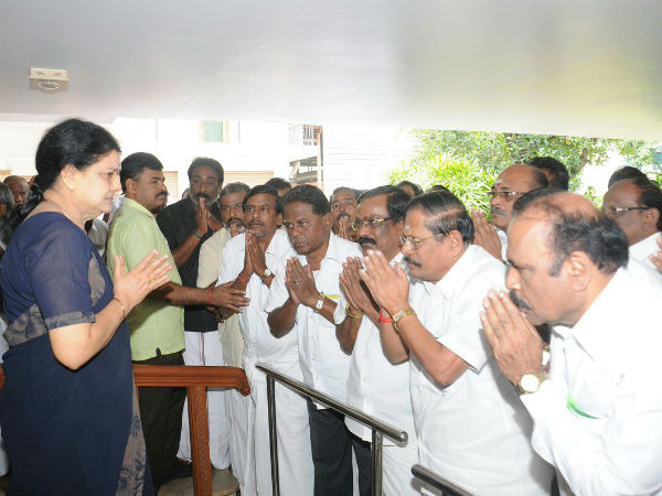சசிகலாவின் சாமர்த்தியம்