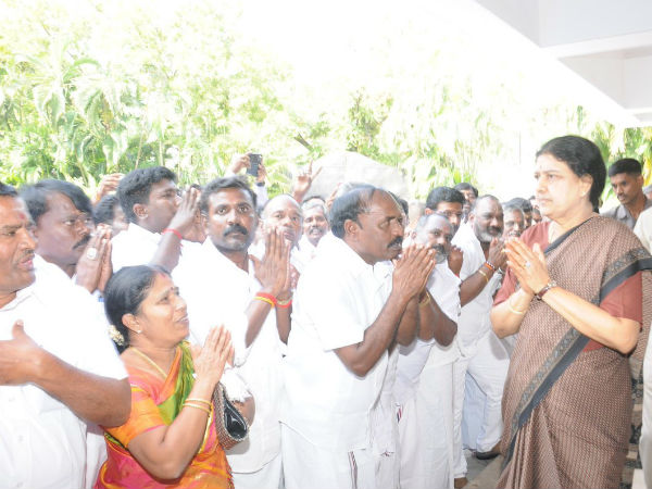 மா.செ.க்களுக்கு நெருக்கடி