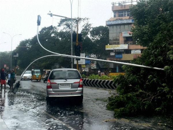 அமைச்சர்களை முற்றுகையிட்ட மக்கள்