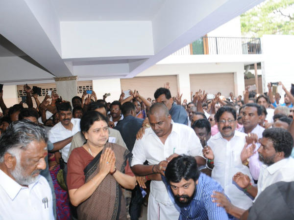 சசிகலா மீது அதிருப்தி 