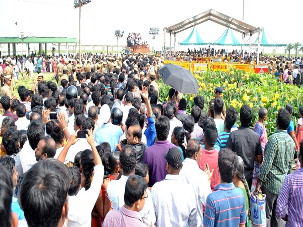 Thousands of ADMK workers are praying in Jayalalithaa memorial