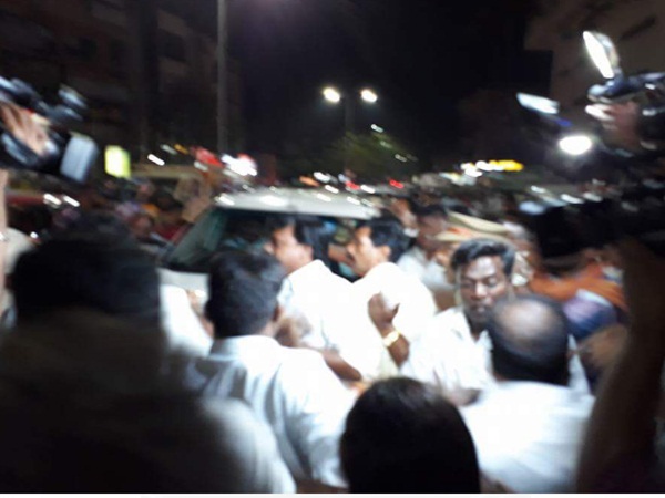 Karunanidhi health: DMK cadre attacks Vaiko 
