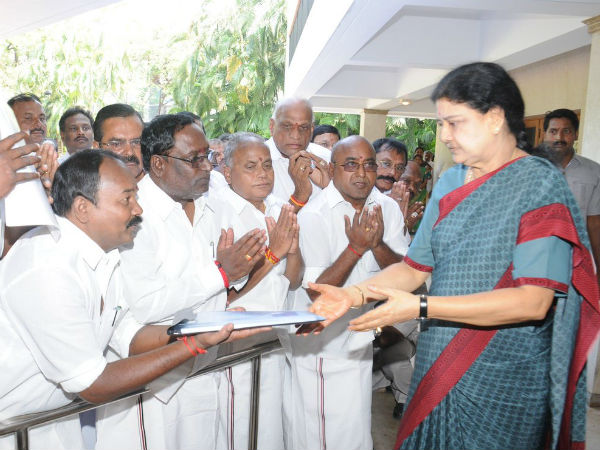 கழகத்தை காக்க வேண்டும்