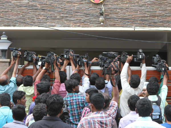 எல்லாப் பக்கமும் ஊழல் 