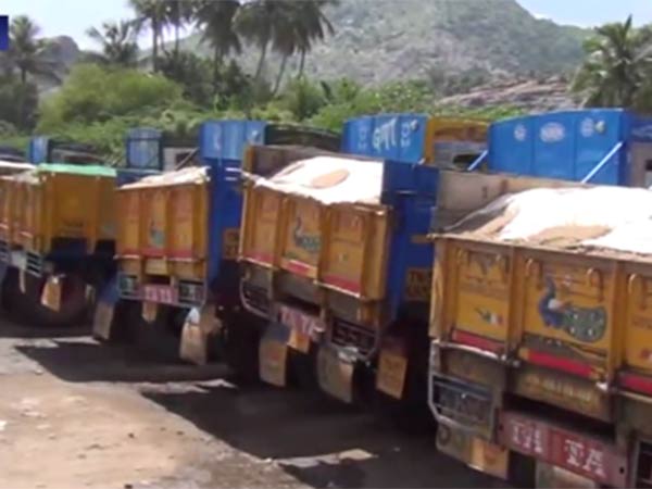 மணலில் பணம்