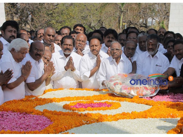 மலர்வளையம் வைத்து அஞ்சலி மலர்வளையம் வைத்து அஞ்சலி