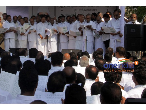 பழைய நினைவுகளில் மூழ்கிய அதிமுகவினர் பழைய நினைவுகளில் மூழ்கிய அதிமுகவினர்