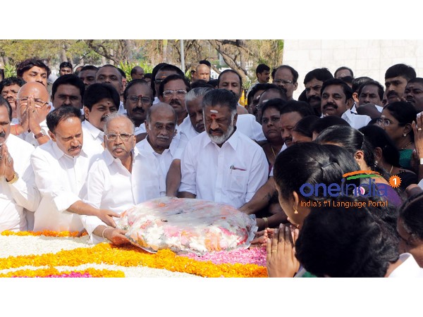 போயஸ் தோட்டத்தில் சசிகலா போயஸ் தோட்டத்தில் சசிகலா