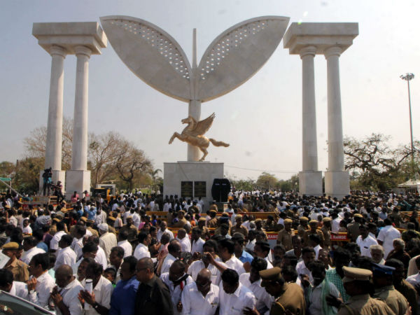 எம்ஜிஆருக்கு மரியாதை 