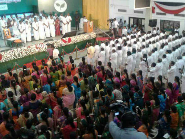 ஜெயலலிதா படத்தின் முன் 