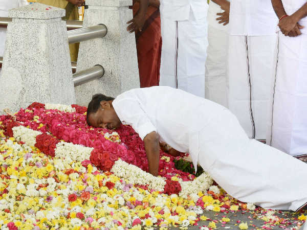 சமாதியிலேயே.. 