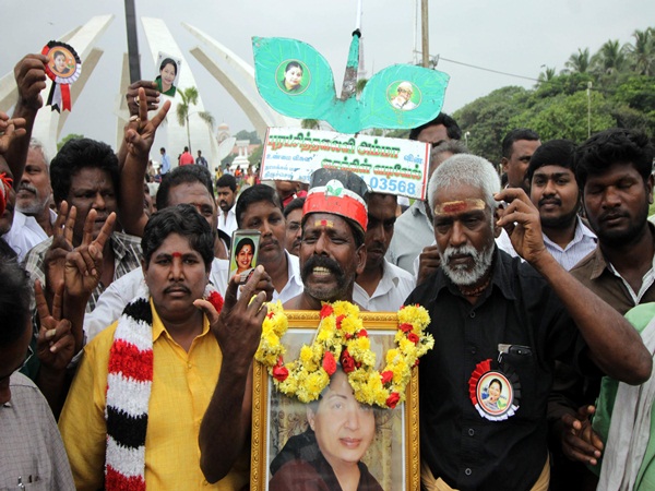 Thousands of ADMK workers are praying in Jayalalithaa memorial