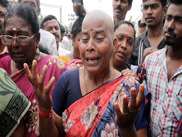Thousands of ADMK workers are praying in Jayalalithaa memorial
