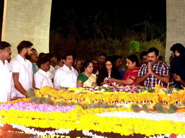 O Panneerselvam is the choise of Jayalalithaa, says MGR relatives