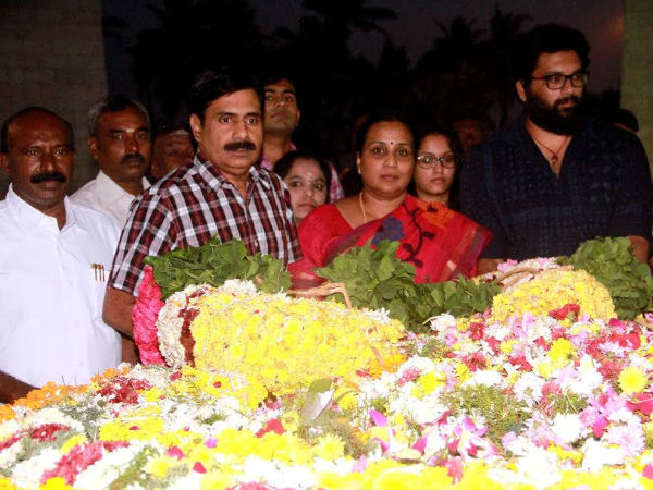 O Panneerselvam is the choise of Jayalalithaa, says MGR relatives