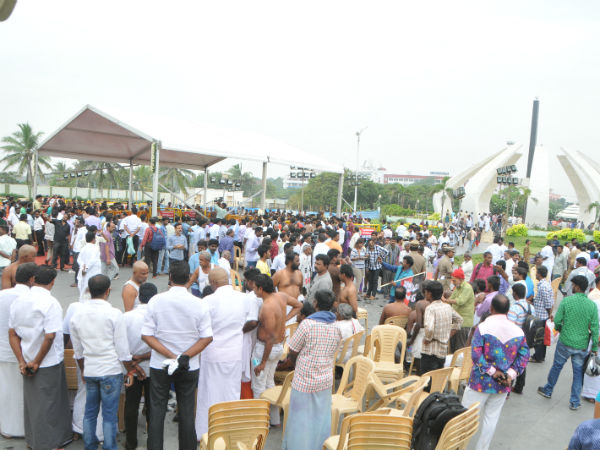 ADMK workers heads tonsured of respect for Jayalalithaa