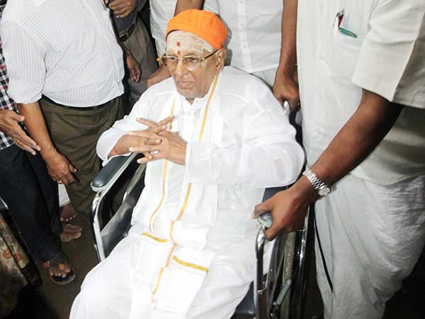 Hindu Munnani leader Rama Gopalan pays tributes to Cho Ramasamy Hindu Munnani leader Rama Gopalan pays tributes to Cho Ramasamy