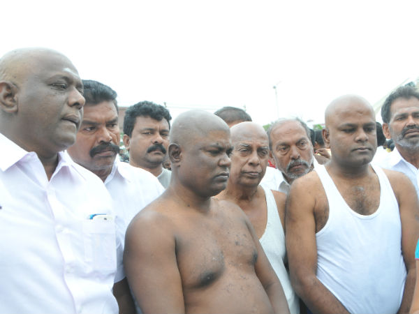 ADMK workers heads tonsured of respect for Jayalalithaa