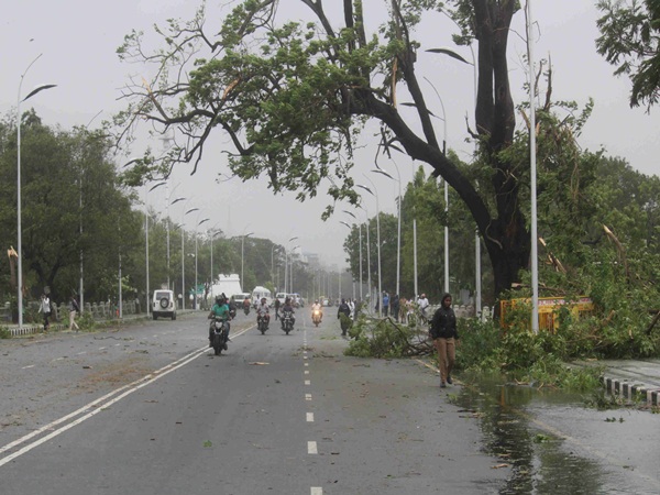  cyclone vardah marked low pressure and it is nearly from Dharmapuri