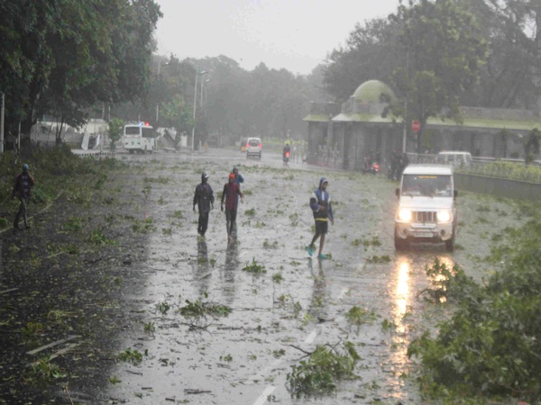  cyclone vardah marked low pressure and it is nearly from Dharmapuri