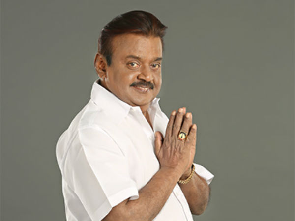 வாயில் பேனாவைக் கடித்தபடி 