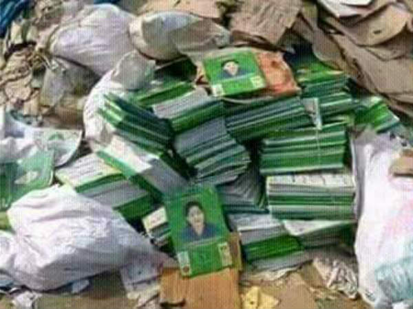  குப்பையில் ஜெயலலிதா படம் போட்ட காலண்டர்கள் 