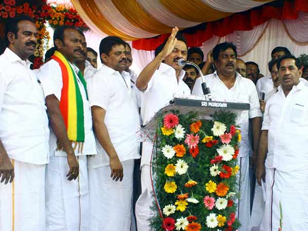 உணர்வுகளோடு விளையாடுவதா?