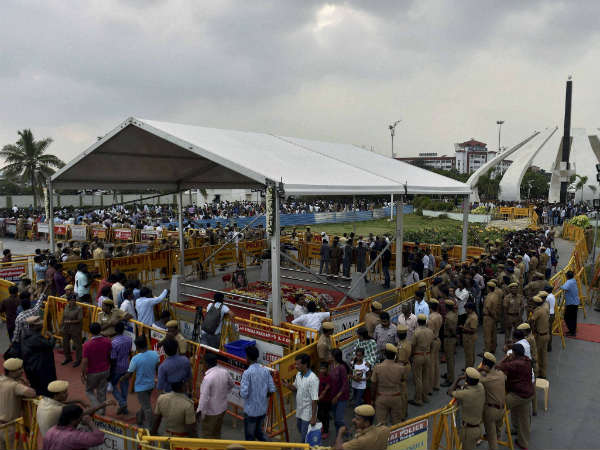 நினைவிடத்தில் திரளும் கூட்டம்