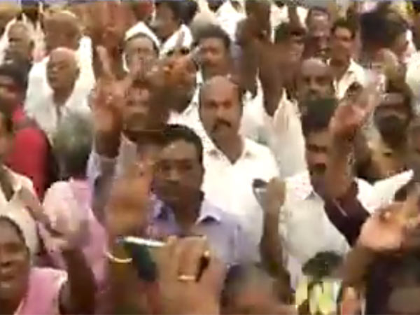தானாக சேர்ந்த கூட்டம் 