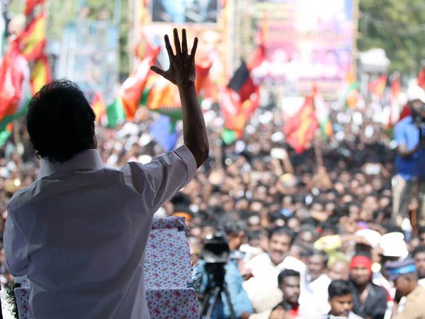 காலில் விழ வேண்டாம்