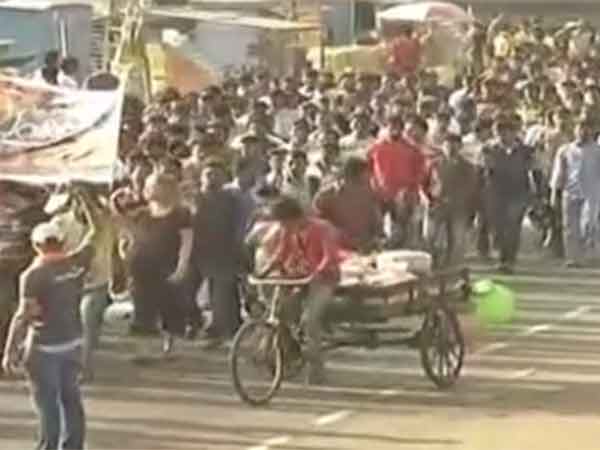 நூற்றுக்கணக்கில் பெண்கள்