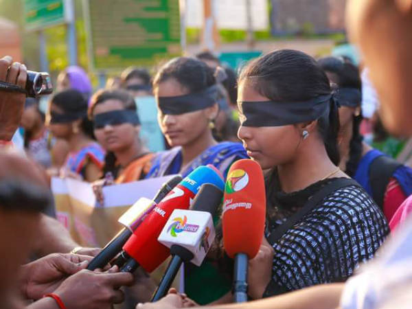 கண்களில் கறுப்புத்துணிக்கட்டி ஊர்வலம்