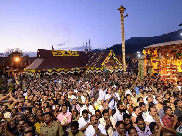 குவிந்த பக்தர்கள் 