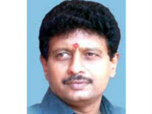 அதிமுகவை உடைக்க சதி அதிமுகவை உடைக்க சதி