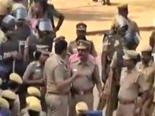 போலீஸ் தடியடி