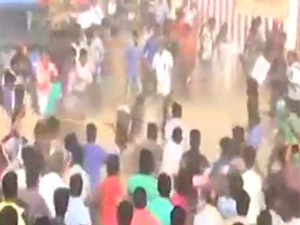 ஆவேச குழு...