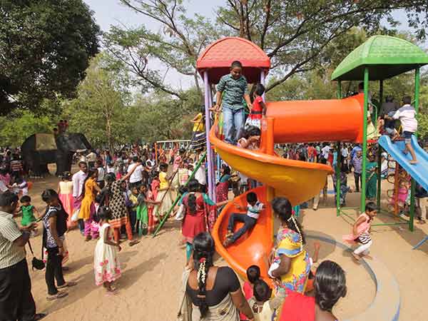 நெரிசலில் பூங்காக்கள் நெரிசலில் பூங்காக்கள்