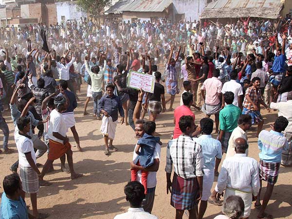 விழுப்புரத்தில் மறியல்