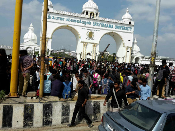 ஸ்தம்பித்த போக்குவரத்து 