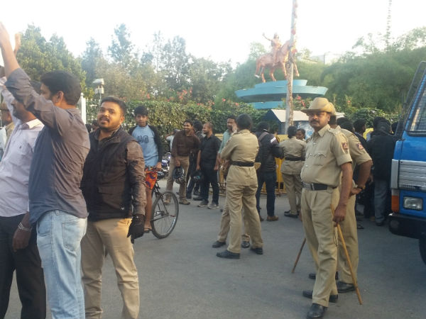 திருவள்ளுவர் சிலை முன்பாக 