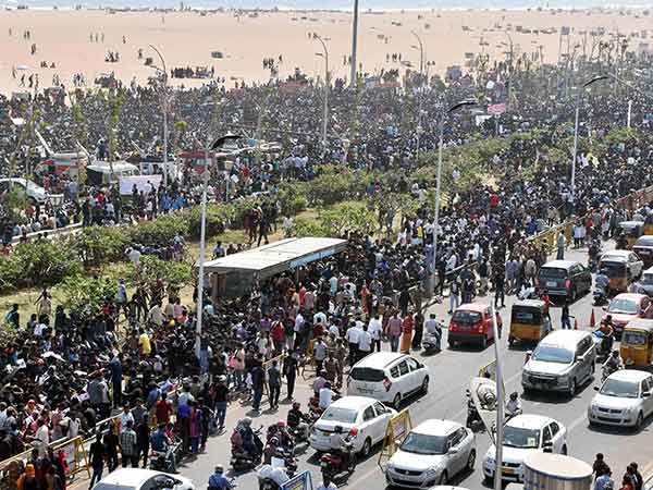 அலை அலையாய் கூட்டம் 