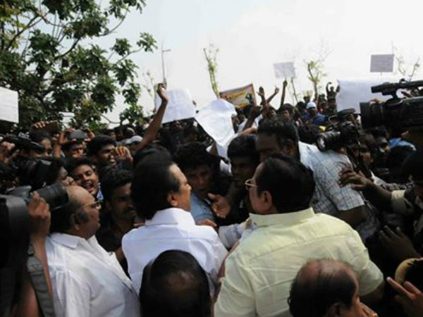 அரசியல்வாதிகளுக்கு இடமில்லை