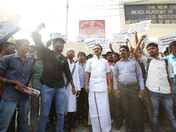 தனியாக போராடிய திமுக