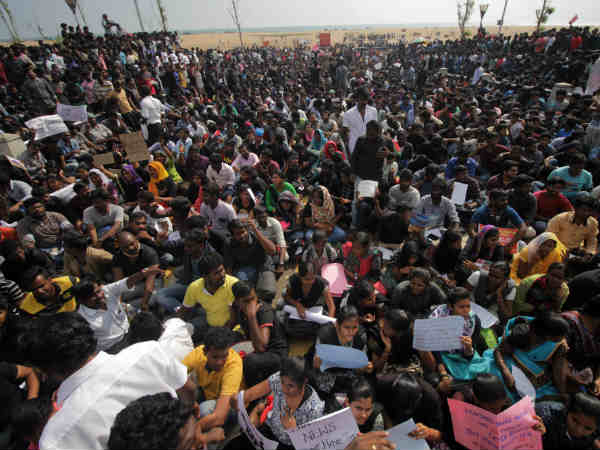 வீட்டுக்காரரோடு வந்த இல்லத்தரசி 