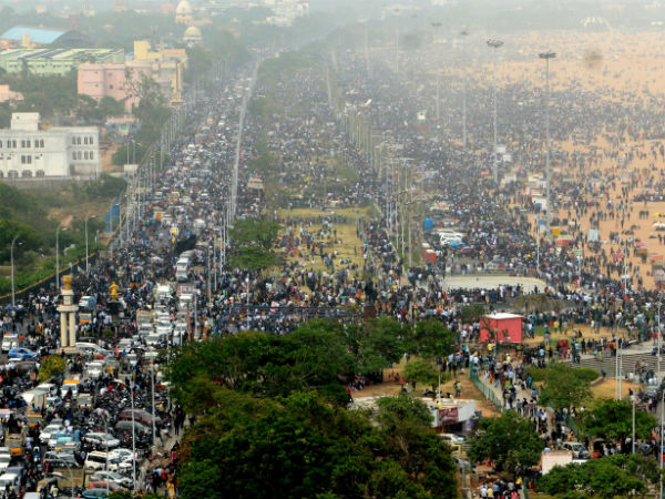 மணற்பரப்பெங்கும் மனித தலைகள் 
