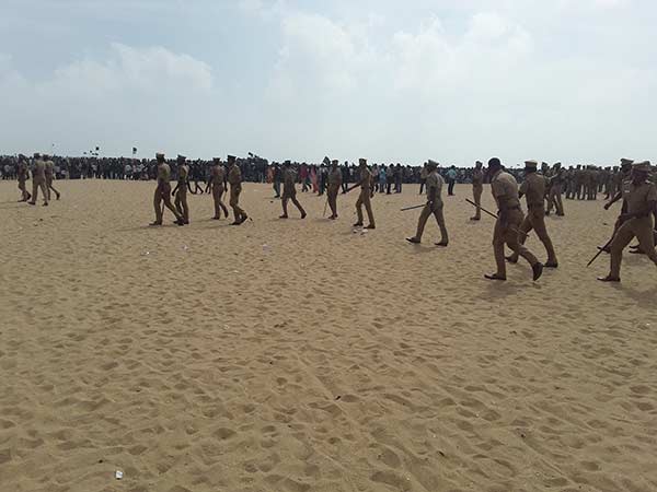 கடலுக்குள் இறங்கி போராட்டம் 