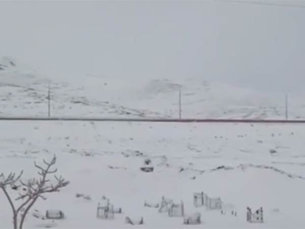 பல அடி உயரத்துக்கு பனி