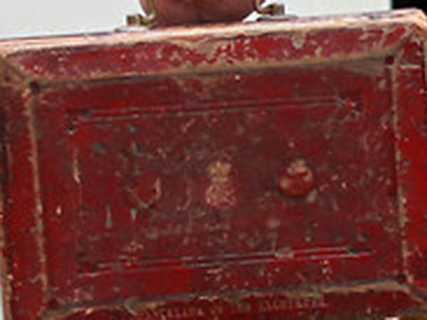 சிவப்பு பிரிப்கேஸ்