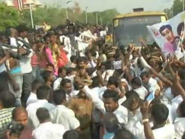 Deepa pays tribute to MGR at his memorial 